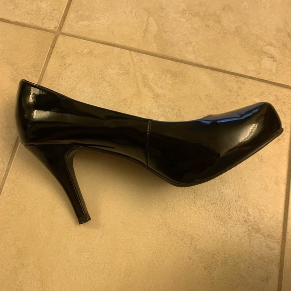 Black pumps - Picture 2 of 4